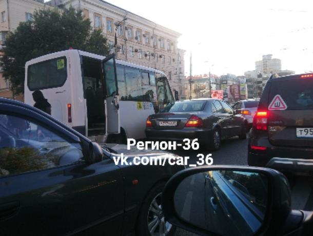 Центр Воронежа встал из-за ДТП с Mercedes с блатным номером