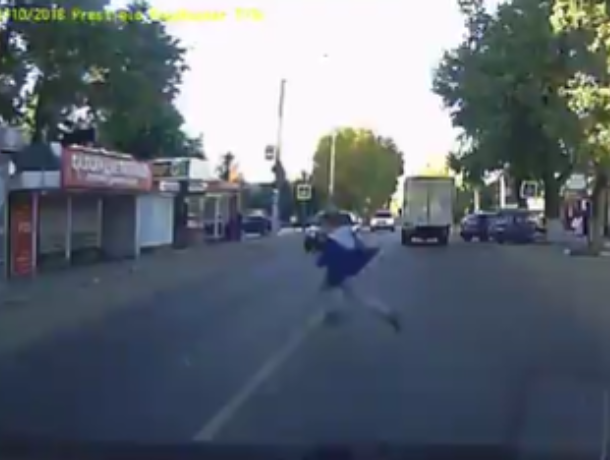 Ловкость автомобилиста спасла подростка- нарушителя в Воронеже