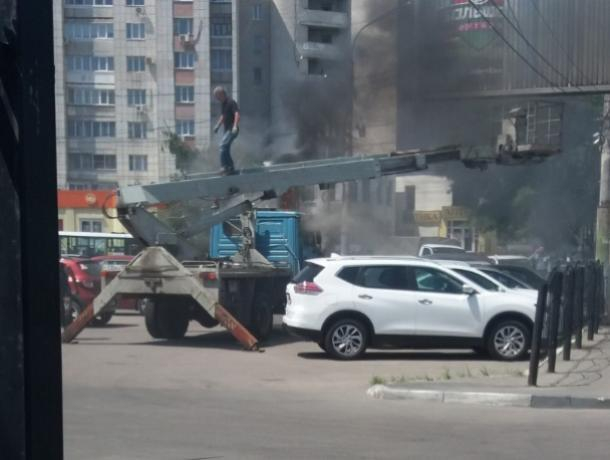 Пылающую на парковке автовышку сфотографировали в Воронеже