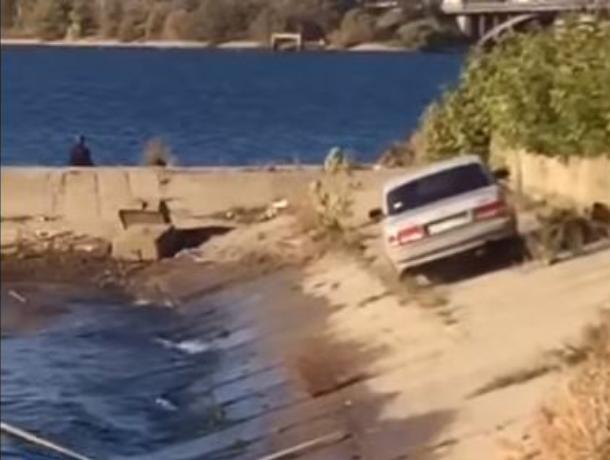 Сумасшедшая езда «Волги» по дамбе Воронежского водохранилища попала на видео