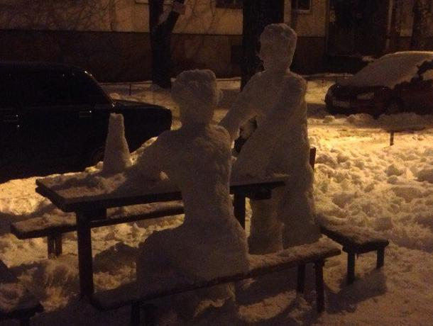 В Воронеже снеговиков застали за уличной пьянкой