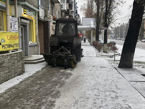 Убирать снег с улиц Воронежа выпустили только половину техники