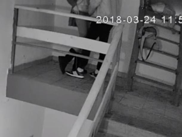 Камеры наблюдения сняли секс воронежцев на лестничной клетке