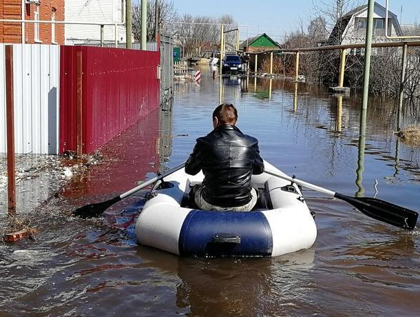 Жители воронежского Сомово  вынуждены передвигаться на лодках