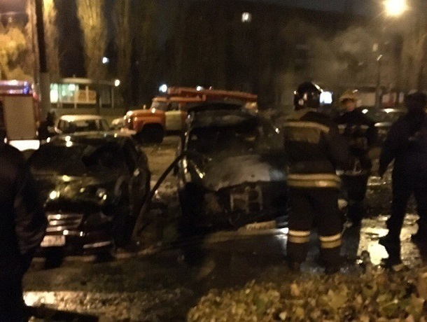 В Воронеже ночью сгорели два элитных Mercedes