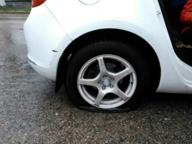 Из-за ямы-убийцы воронежская автомобилистка лишилась двух колес