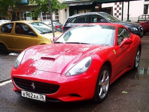 На парковке в Воронеже сфотографировали Ferrari за 16 млн рублей