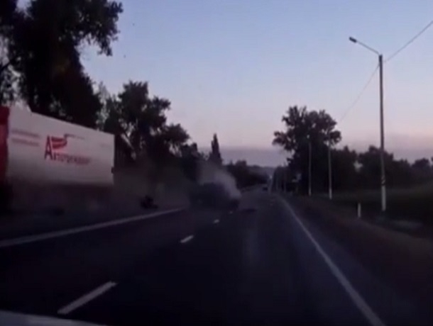 Смертельное лобовое столкновение такси с грузовиком в Воронежской области попало на видео