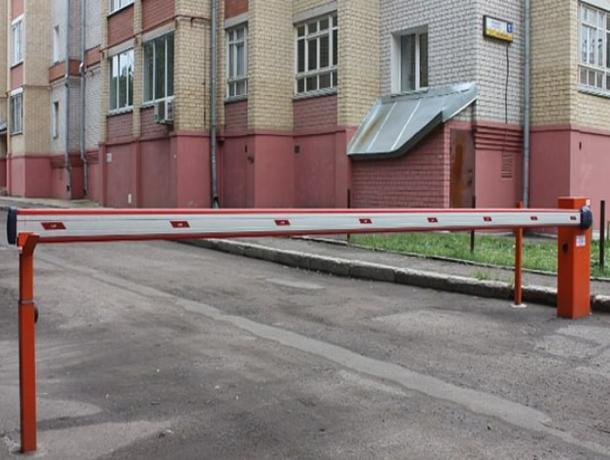 Во дворах Воронежа поставят шлагбаумы из-за платных парковок
