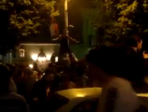 Массовые танцы на машинах устроили фанаты в центре Воронежа