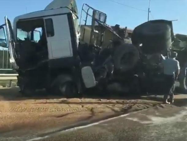 Жуткие последствия столкновения фуры и трактора на воронежской трассе сняли на видео