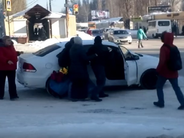 Массовая разборка с неадекватным водителем в Воронеже попала на видео
