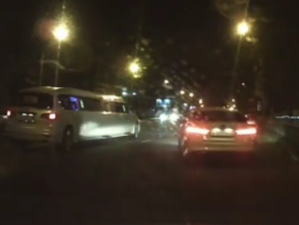 Столкновение белоснежного лимузина с иномаркой попало на видео в центре Воронежа