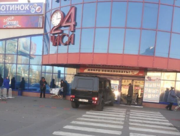 Gelandewagen показал, где лучшее место для парковки у гипермаркета в Воронеже