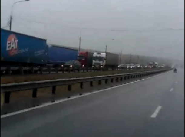 Огромная пробка длиною в несколько километров ждёт автомобилистов у Лосево под Воронежем