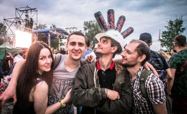 Финальный день фестиваля «Чайка» в Воронеже: как фанаты прятали еду в лесу, а певцы забывали слова своих песен