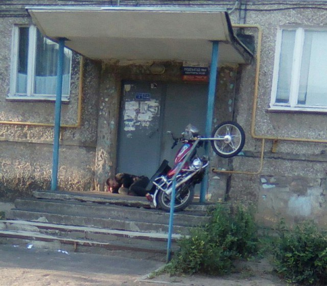 Приунывший у подъезда в Воронеже мотоциклист рассмешил соцсети