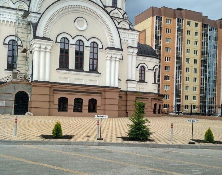 Парковочные места для священников с номерами «ААА» и «АМР» у храма в Воронеже возмутили горожан