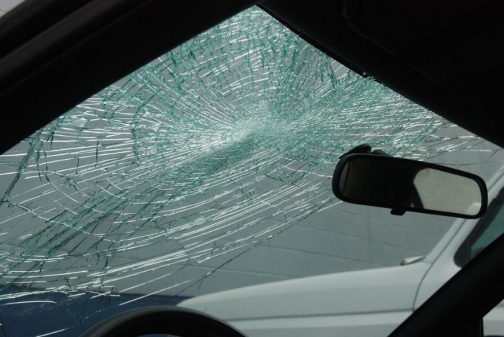 Житель Воронежа преподал «урок парковки» автохаму и разбил лобовое стекло