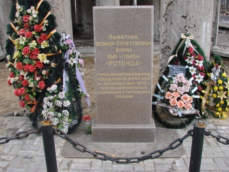 В Воронеже упавший мемориальный камень у Ротонды вернули на место