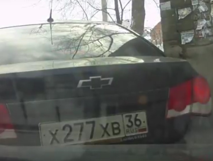 В Воронеже автомобилистка разнесла иномарку, сдавая задним ходом