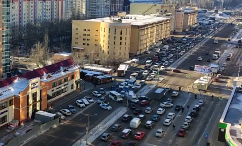 Оживленную улицу перекрыли средь бела дня в Воронеже – возникла колоссальная пробка