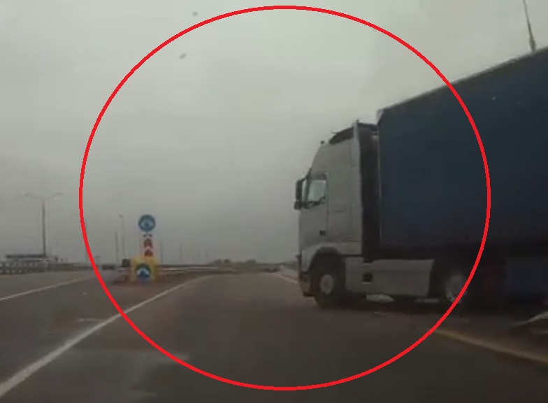 Воронежский автомобилист снял на видео страшные маневры дальнобойщика по дороге в Елец