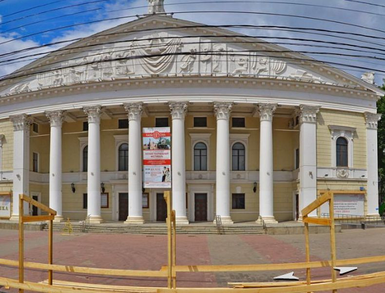 Разгрузка декораций закроет дорогу у оперного театра в Воронеже