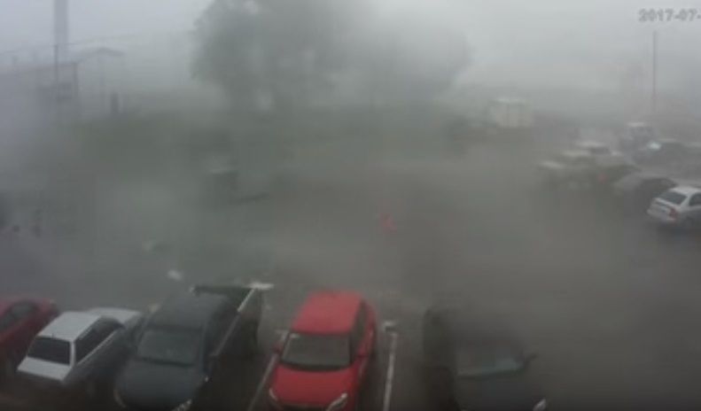 Бушующий ураган в Воронеже, сносящий мусорные контейнеры, попал на видео