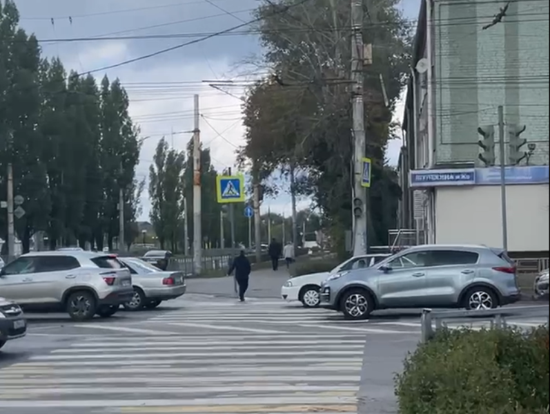 Все светофоры внезапно отключились на большом перекрёстке в Воронеже