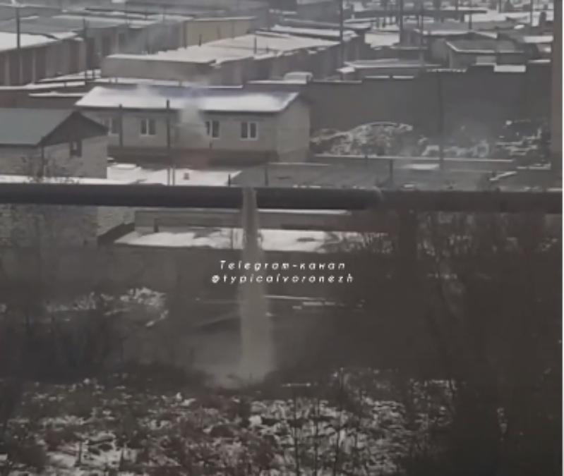 Масштабный прорыв трубы попал на видео в Воронеже