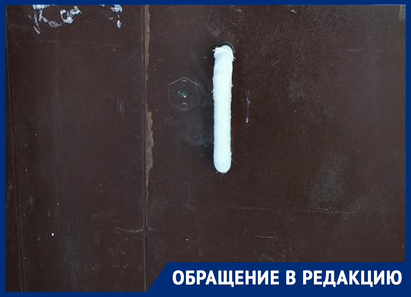 В Воронеже массово обматывают бинтами дверные ручки из-за коронавируса