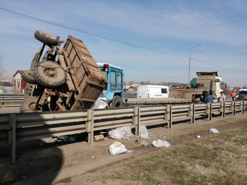 Опубликованы фото ДТП с трактором и КамАЗом под Воронежем