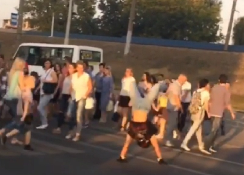 Воронежцев на видео рассмешил байкер-акробат в районе остановки «Динамо»