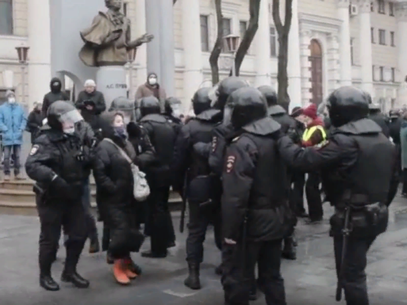 Опубликовано видео задержания людей на несанкционированной акции в Воронеже
