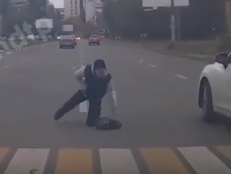 Момент наезда на неубиваемого пешехода сняла камера в Воронеже