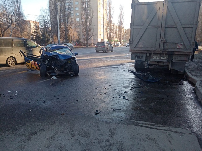 Два воронежца пострадали после жёсткого ДТП с раскуроченной машиной «Яндекс.Еды»