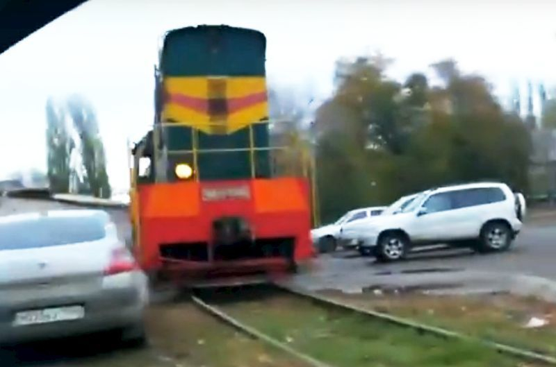 Воронежец снял на видео «припаркованный» паровоз в начале Ленинского проспекта