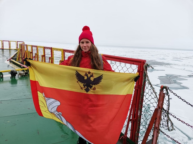 Школьница раскрыла флаг Воронежа на Северном полюсе