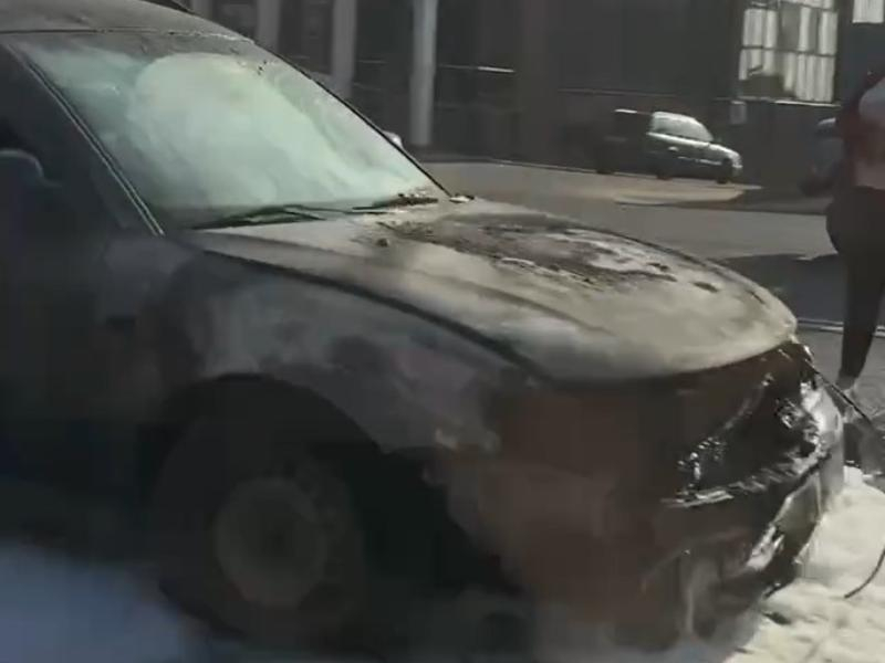 Сгоревшая посреди дороги машина спровоцировала пробку в Воронеже