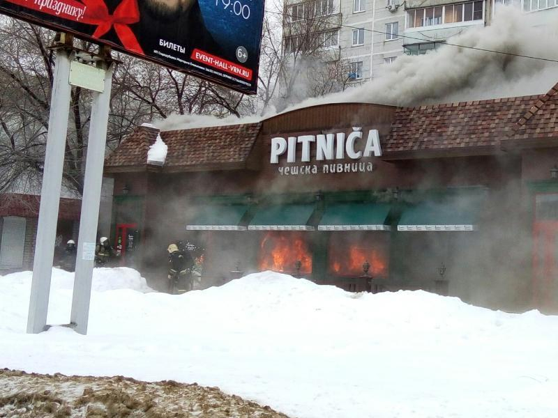 Пылающий ресторан чешской кухни сняли на видео в Воронеже