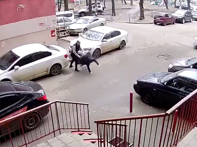 Воронежский таксист сначала задел пешехода боковым зеркалом, а затем избил его