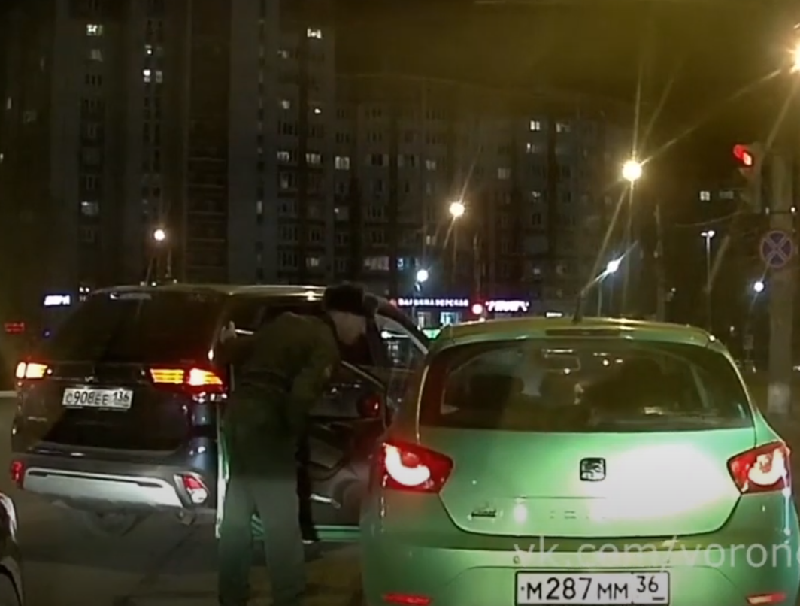 Мужчина в форме устроил разборки на проезжей части в Воронеже