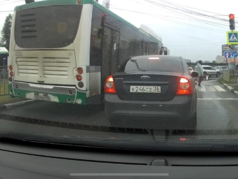 Лихой маршрутчик наплевал на правила в Воронеже и попал на видео