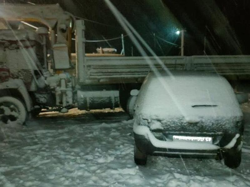 Опубликовано фото ДТП иномарки с припаркованным КамАЗом в Воронежской области