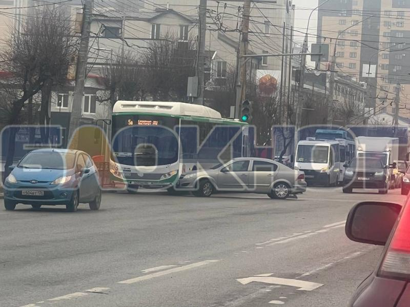 Столкновение маршрутного автобуса и легковушки показали на фото в Воронеже