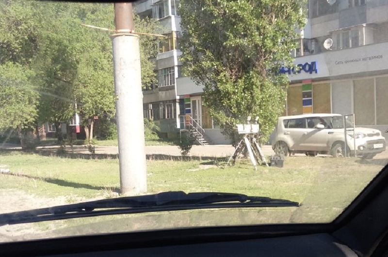 Воронежских автомобилистов предупредили о спрятанных в кустах треногах