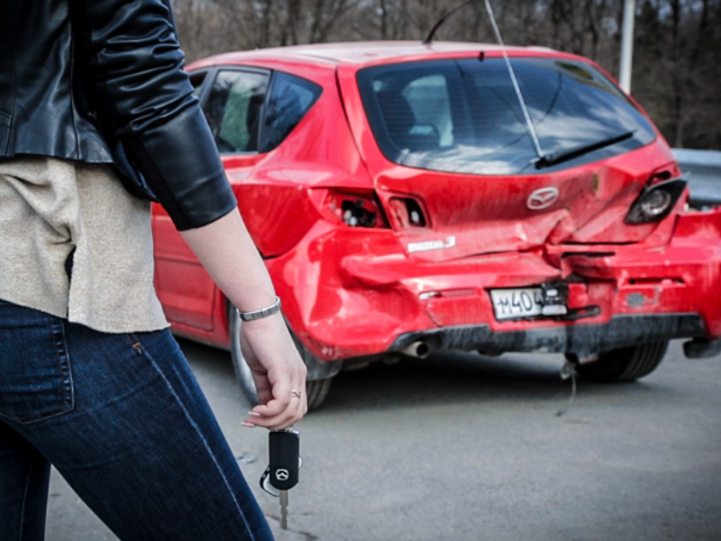 Mazda сбила человека, стоявшего на парковке магазина в Воронеже