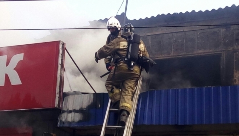 Эпичное тушение горящего ангара с машинами в Воронеже попало на видео