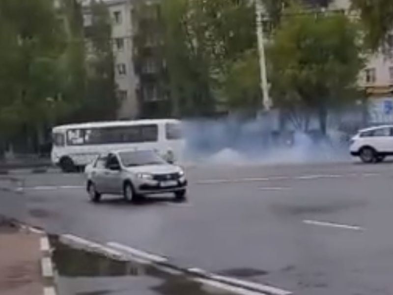Автобус-«дымовую пушку» записали на видео на левом берегу Воронежа